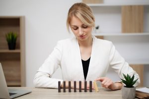 Начало 15 young business woman office makes wooden cubes